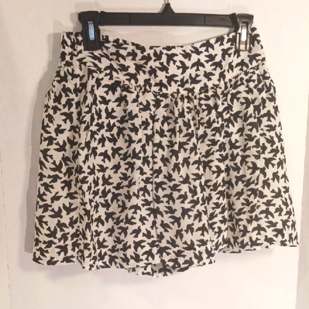 Women's Shorts Looks Like A Flared Skirt Size 4 Black And White Doves